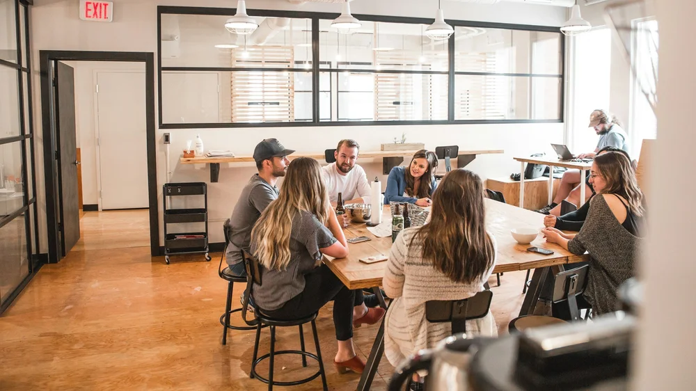 Entrepreneurs réunis autour d'une table de travail